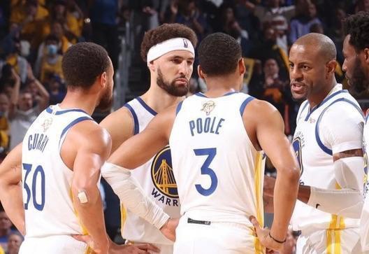 和利物浦一个病情，后防不稳，更衣室失控